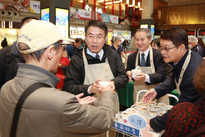 天冷就是要吃麻油雞 黃偉哲快閃台北車站行銷芝麻相關產品