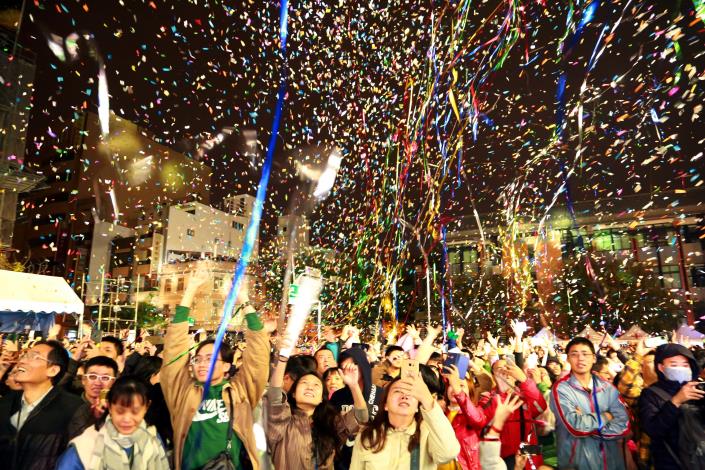 黃偉哲市長率市府團隊與市民歡度跨年倒數時刻