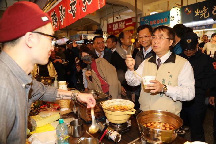 歡度跨年深夜食堂撫慰心與胃 黃偉哲與民眾一同品嚐臺南味