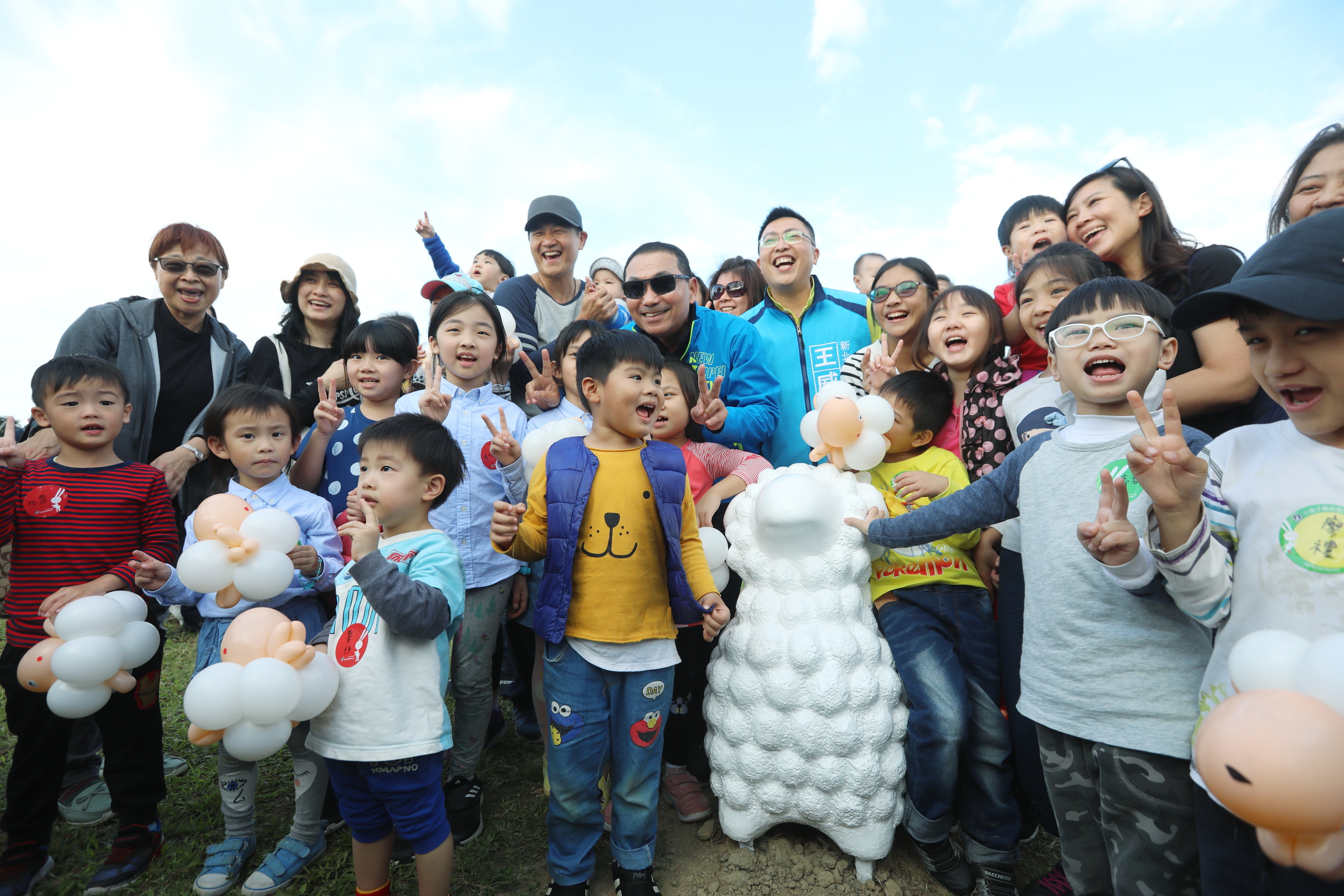 《詩步領羊》現身新北大都會公園 侯友宜直呼療癒又可愛