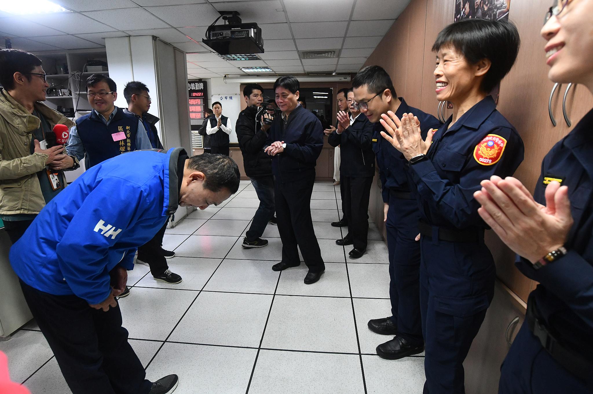 新北勤務指揮中心去年受理報案破百萬件 侯友宜「110」慰勉員警辛勞 