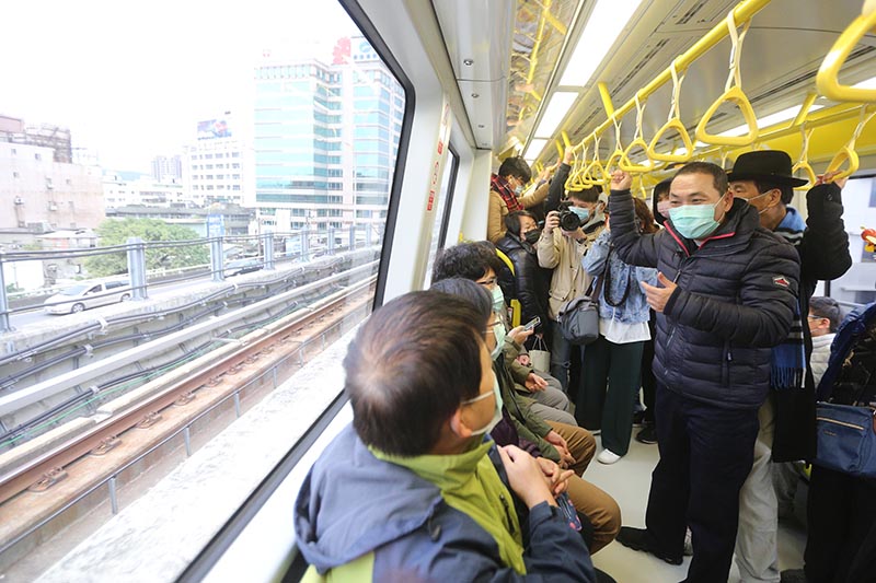 侯友宜視察新北捷運環狀線發福袋 轉乘機捷只需3分鐘