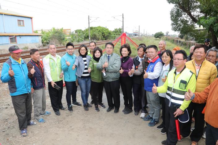 視察上茄苳里中排一改善工程 黃偉哲欣見居民出入農產運銷輰利