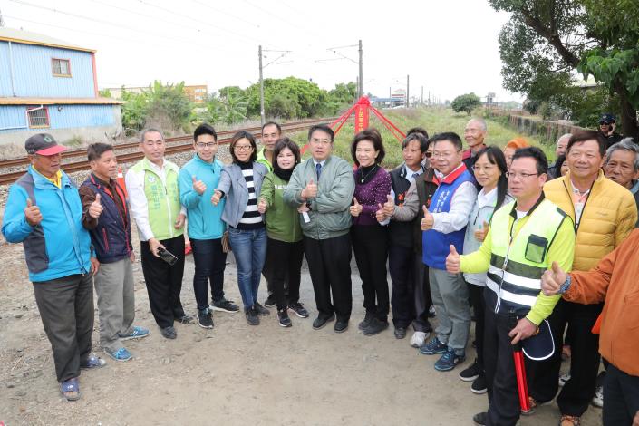 視察上茄苳里中排一改善工程 黃偉哲欣見居民出入農產運銷輰利