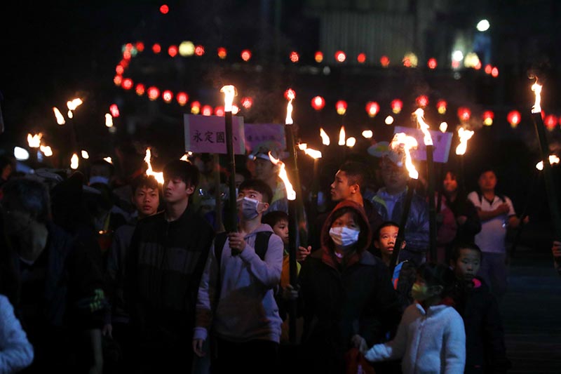 歡慶元宵夜 侯友宜與石碇居民踩街迎鼓仔燈 祈福新年好運「鼠」不完