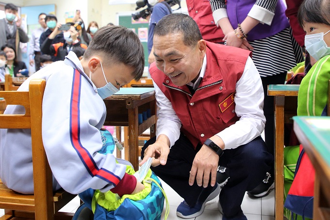 開學拉! 侯友宜連跑3校抽查防疫措施 讓家長安心 學生開心上學