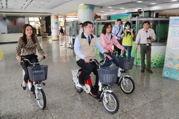 紙風車劇團代捐電動腳踏車認同南市綠能政策