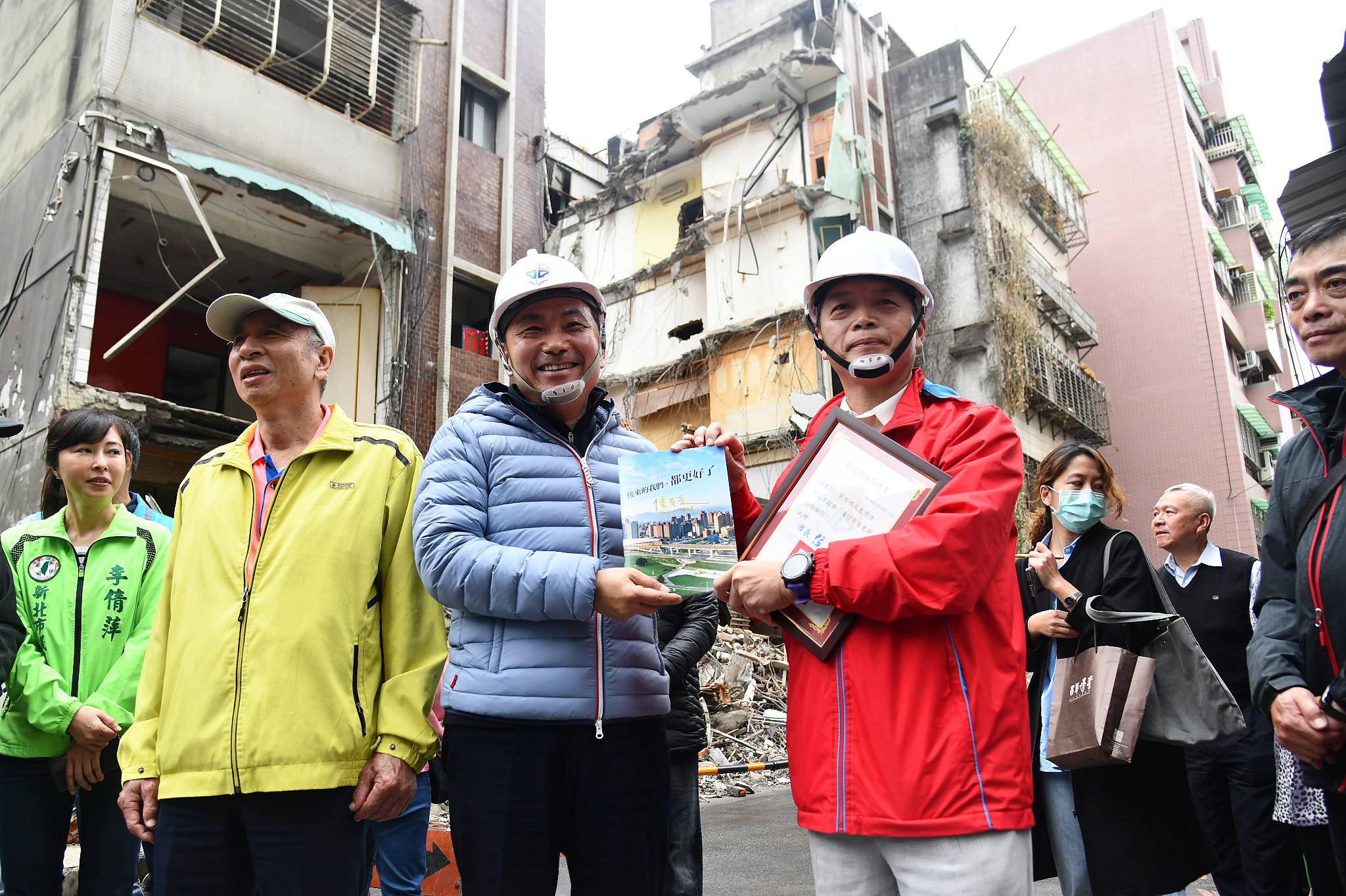 蘆洲海砂屋都更開拆 侯友宜表揚住戶自主精神