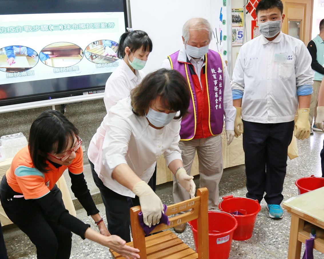 民生國中寶貝班特教生與黃敏惠市長一起消毒