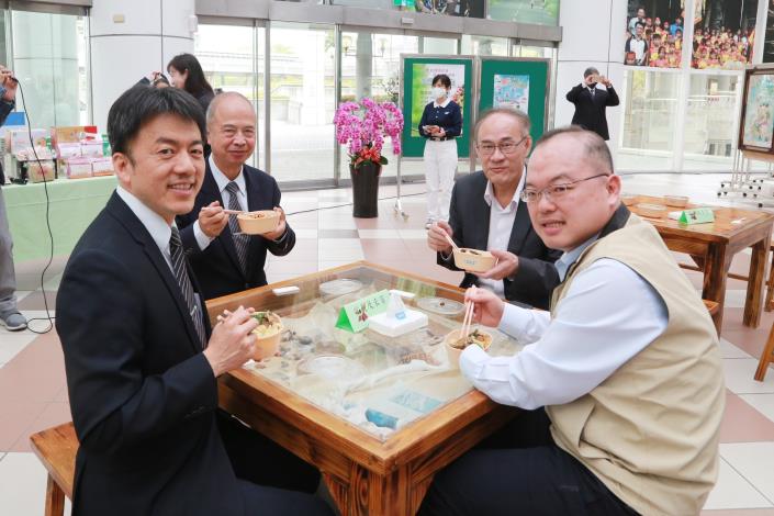 黃偉哲帶領市府員工一日蔬食日