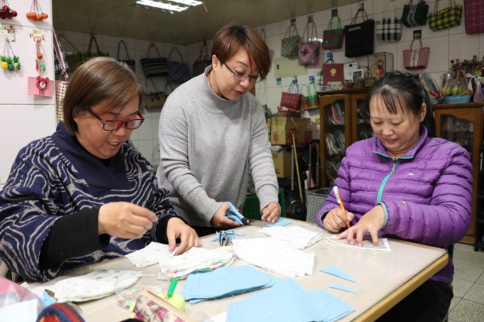 「新三口組」 寄養媽媽幫忙縫製口罩棉紗套