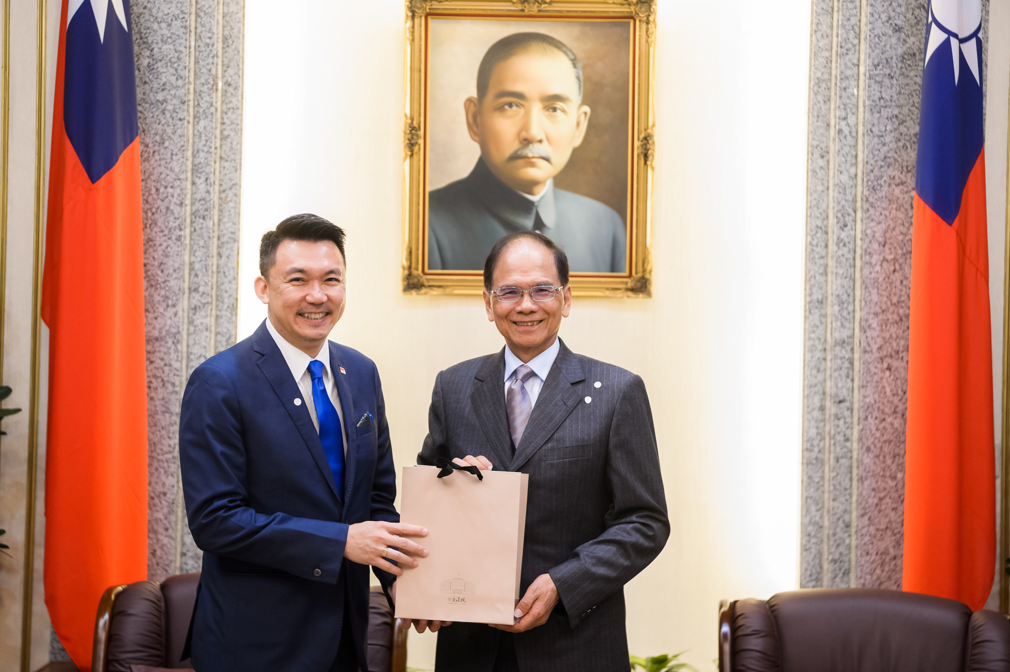 游院長接見「新加坡駐台北商務辦事處」新任商務代表葉偉傑大使一行