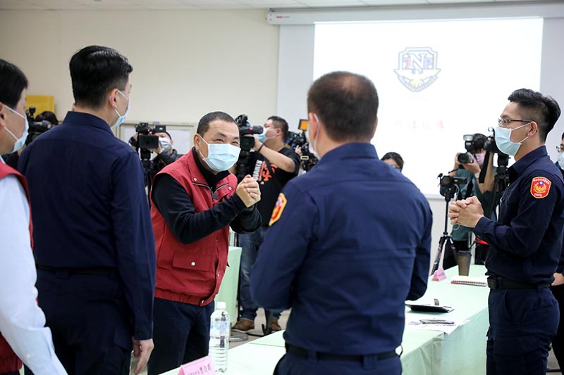 侯友宜慰勞第一線警察同仁 隨機抽測關心居家檢疫對象 