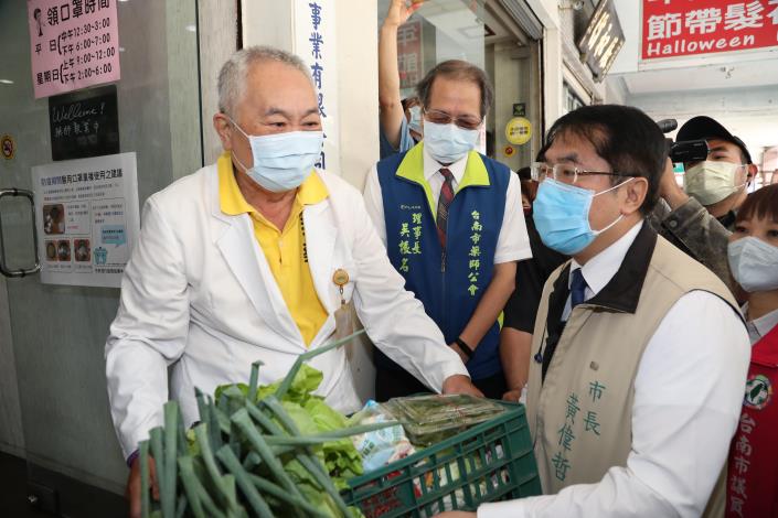 黃偉哲外送防疫食材感謝千代老藥師