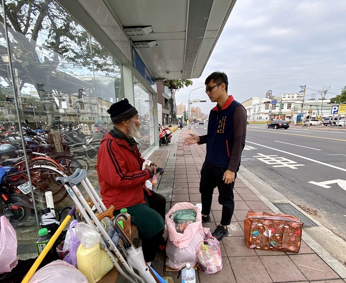 「我是樹林人」社群網站貼出街友佔據公車亭 社會局和樹林區公所即時處理安頓獲肯定