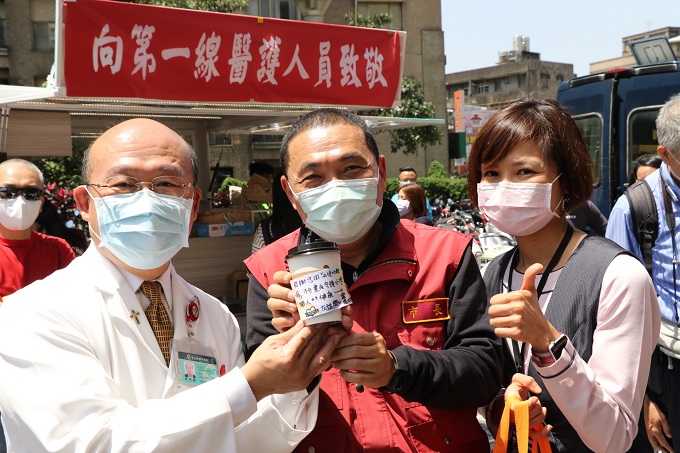 侯友宜：感謝醫護天使的皺痕守護國人的健康  新北挺醫護餐車贈咖啡、雞蛋糕、漢堡到耕莘 