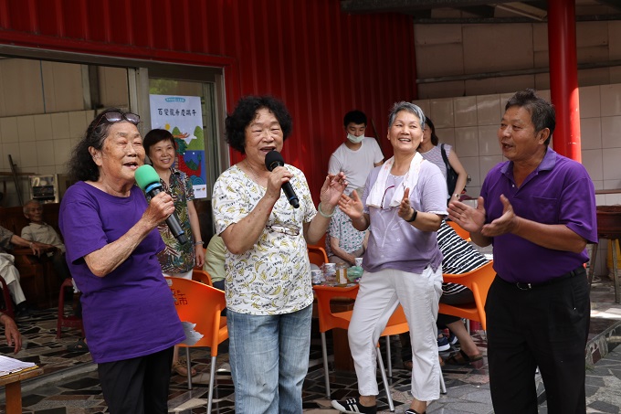 新北市老人文康車  鐵粉一路追蹤 百歲長輩展歌喉一鳴驚人