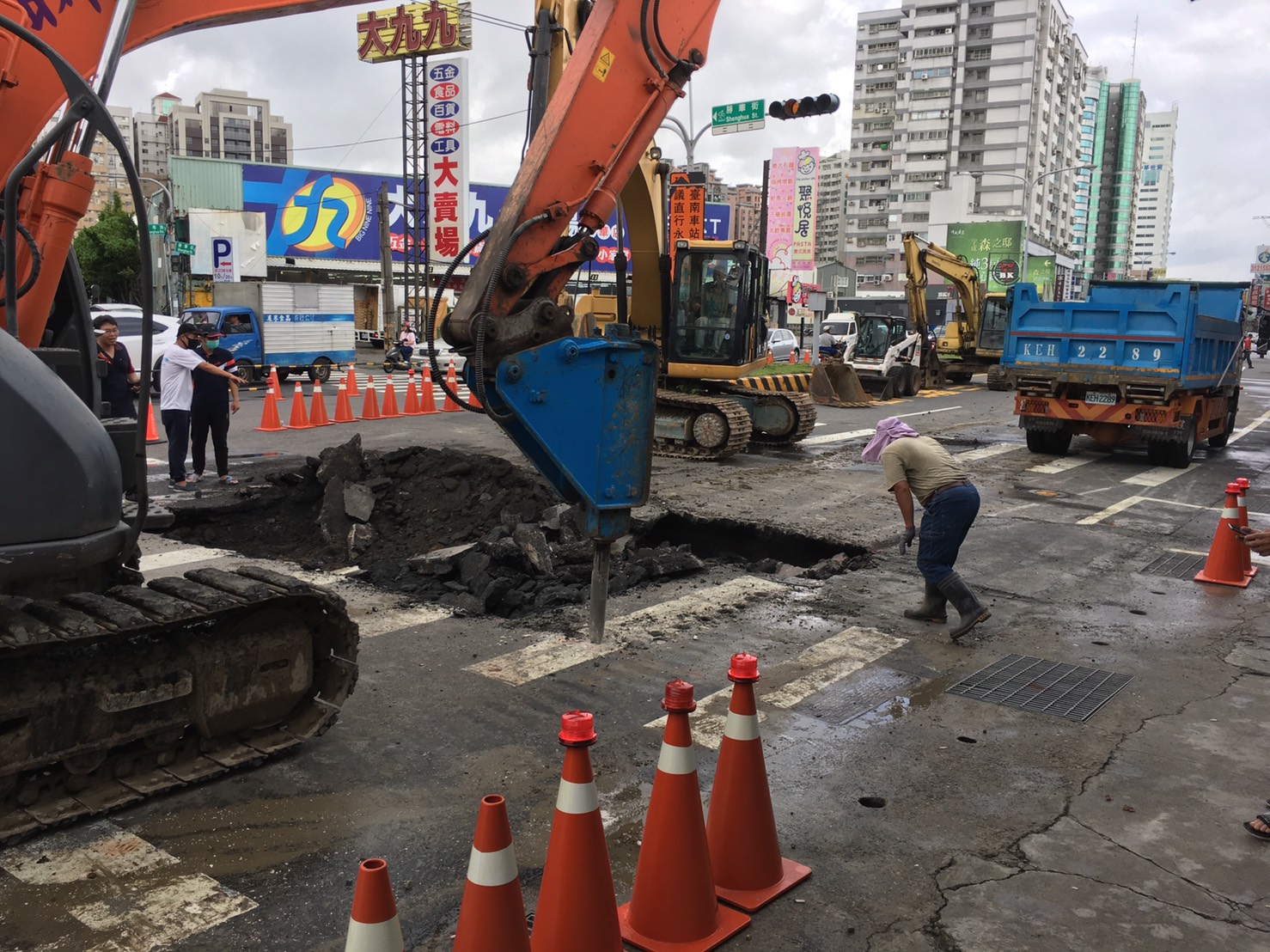 永康區中華路道路下陷市府預計於29日17:00恢復通車