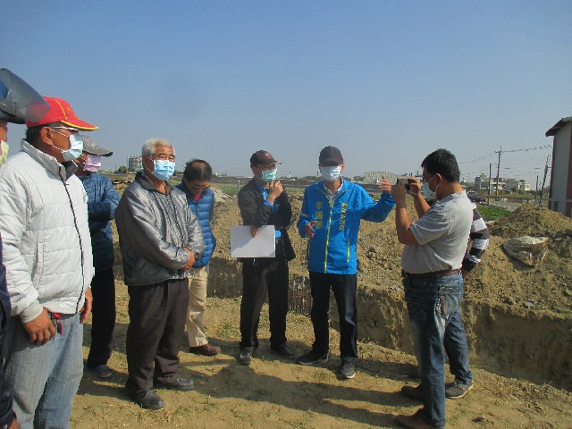 民眾質疑非法掩埋斃死禽畜 嘉義縣環保局今開挖 現場臭氣熏天 最重可處以300萬元罰鍰