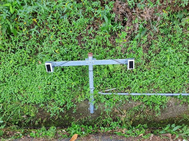 為提升山區道路行車安全性  嘉義縣政府在166縣道山區裝設「山區彎道警示系統」