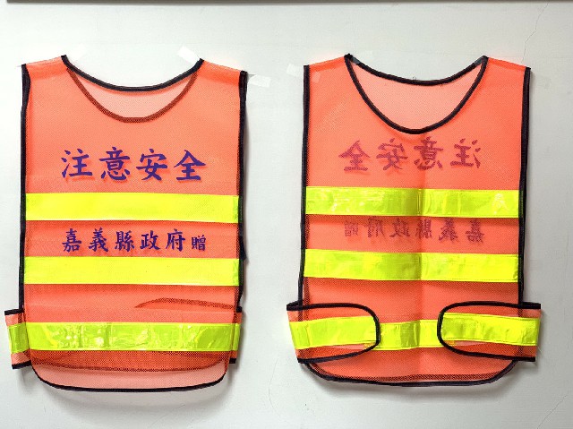 注意安全!嘉義縣為醫療用電動代步車穿上反光背心