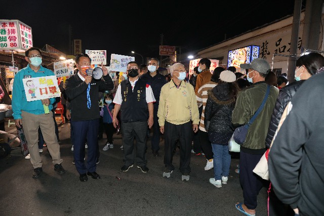 翁縣長前往朴子夜市防疫宣導