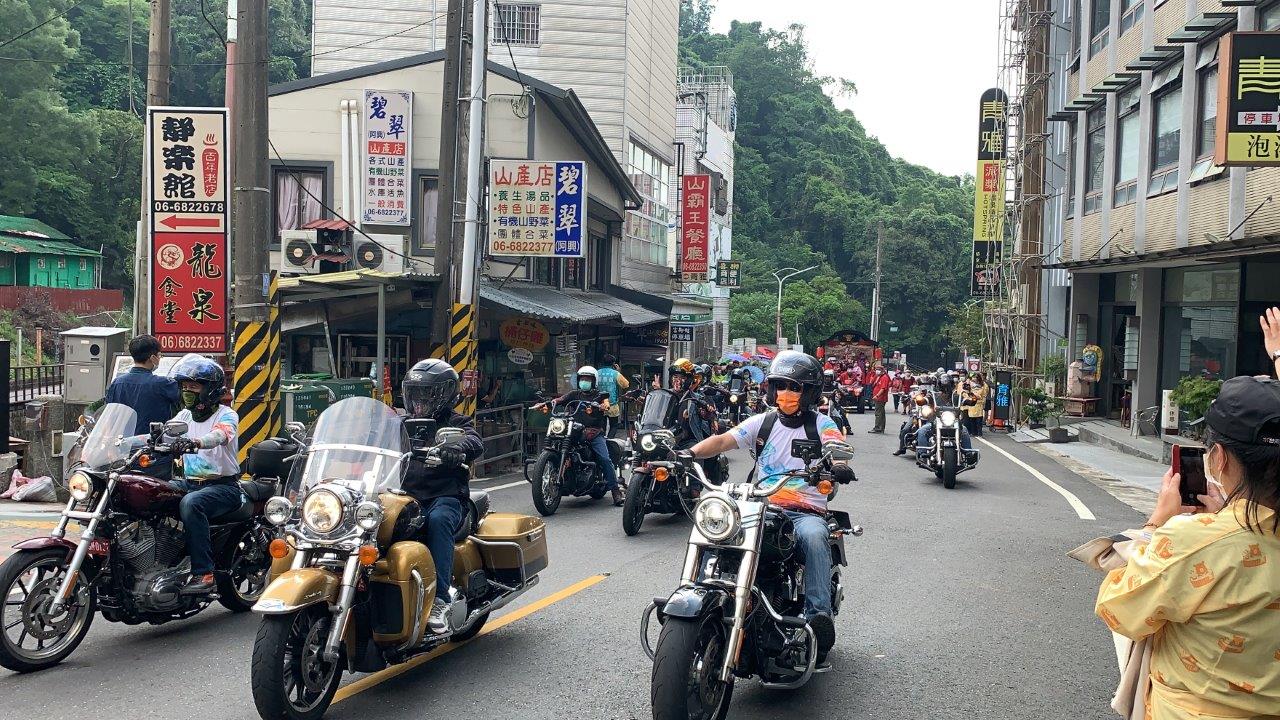 火王爺祭典山車巡行人氣旺   黃偉哲發福袋盼關子嶺持續湧現觀光熱潮