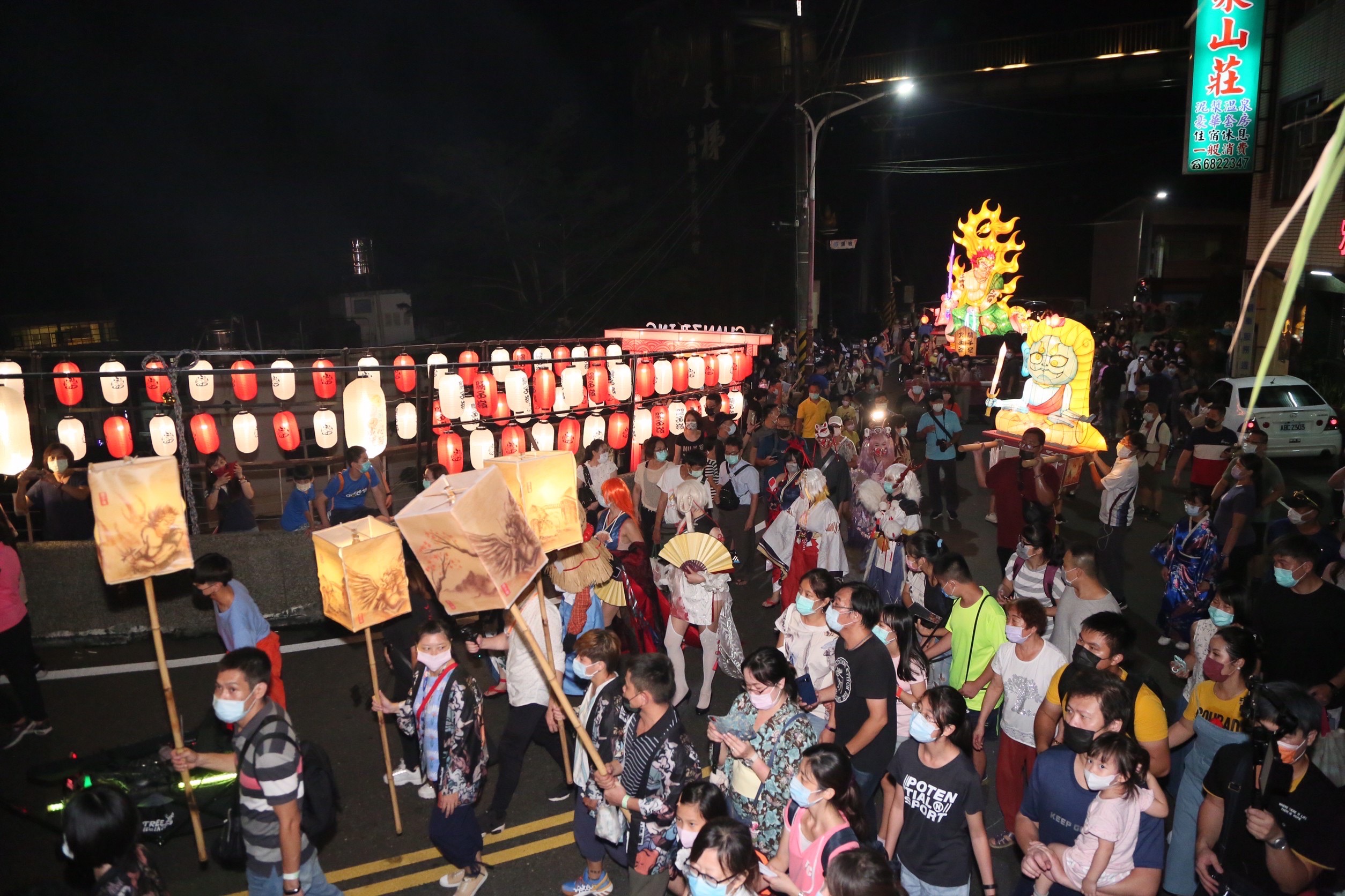 達摩不倒翁點睛祈願 祈求平安與疫情退散！  2021關子嶺溫泉美食節18日開跑 眾人巡繞關嶺一同祈福