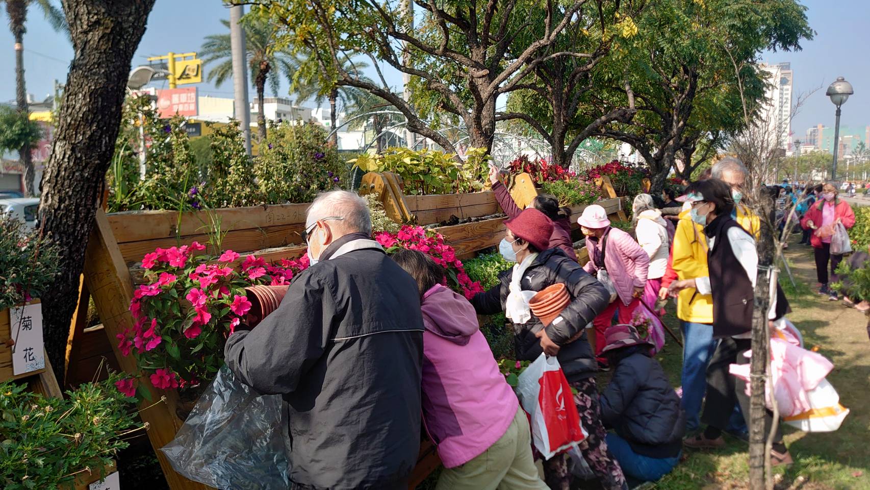 上千人取花  南市議會祝市民幸福滿園迎豐年