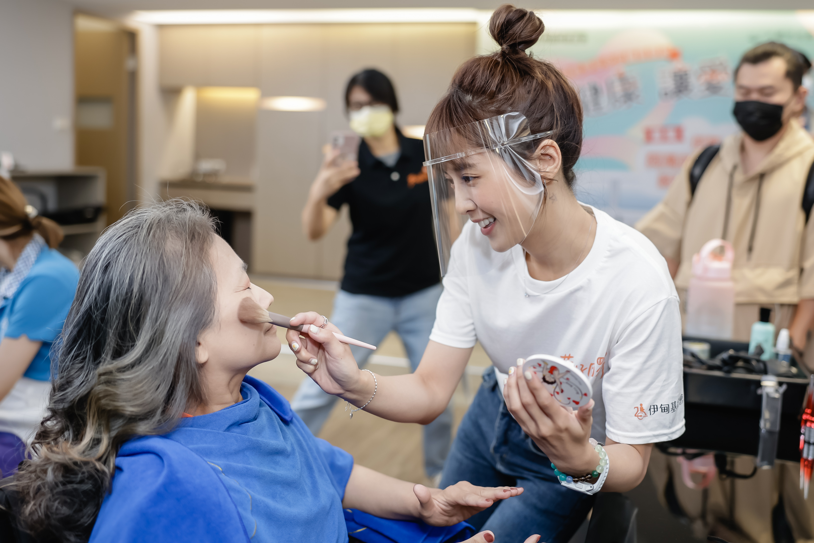 疫情送暖  林艾璇巧手點妝銀髮媽咪