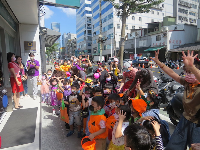 萬聖節 「不給糖就搗蛋！」 三重日托慢飛天使＆威妮斯特堡幼兒園 一起快樂踩街