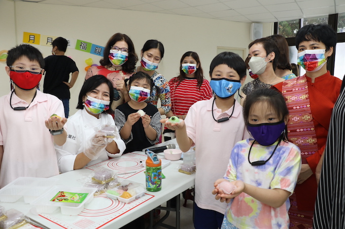 萬聖節 八里新住民關懷協會揪新住民家庭 一起手作南瓜幽靈月餅討小鬼歡心