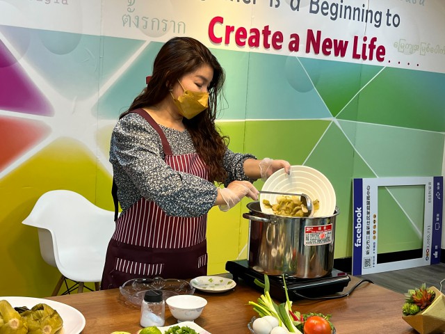 新住民范秋水用台灣芥菜特製越式酸菜  水水越味美食料理教作酸菜排骨和炒蛋