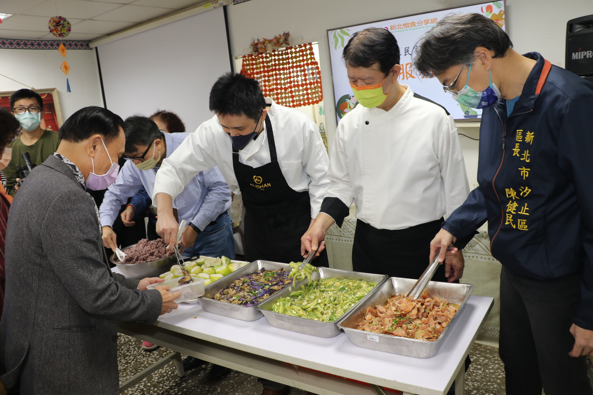 雙主廚為汐止原民做佳肴 阿美族人回饋「車輪茄」 新北惜食946噸醜蔬果和肉品