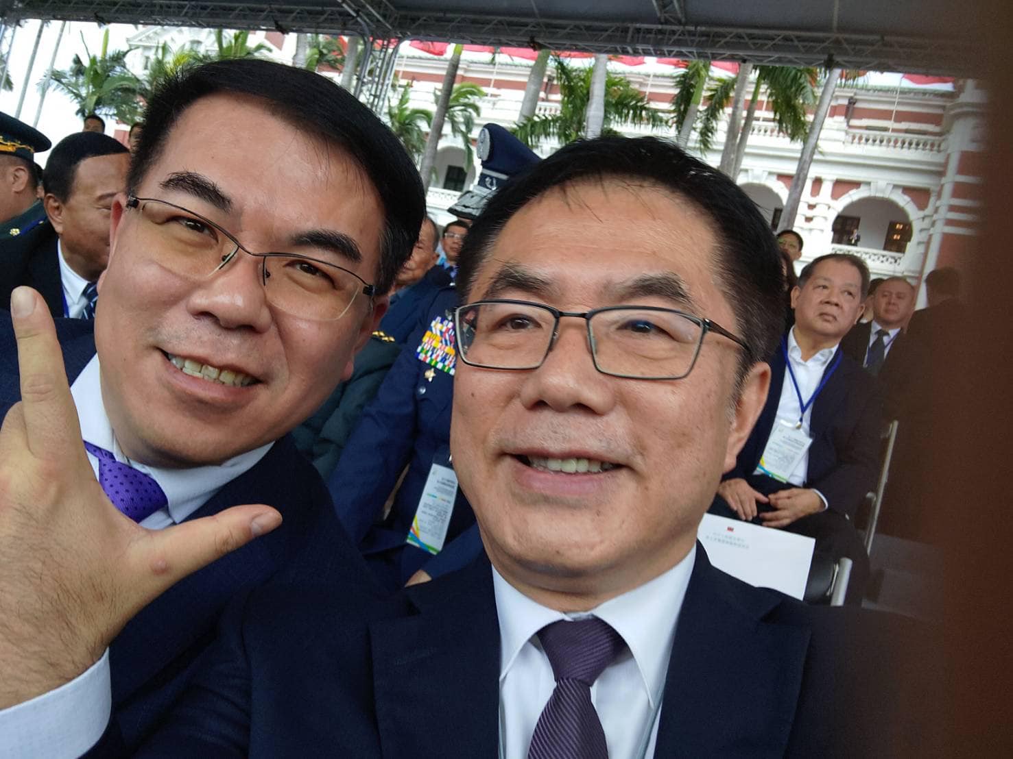 黃偉哲出席520就職典禮  分身相見玩自拍!