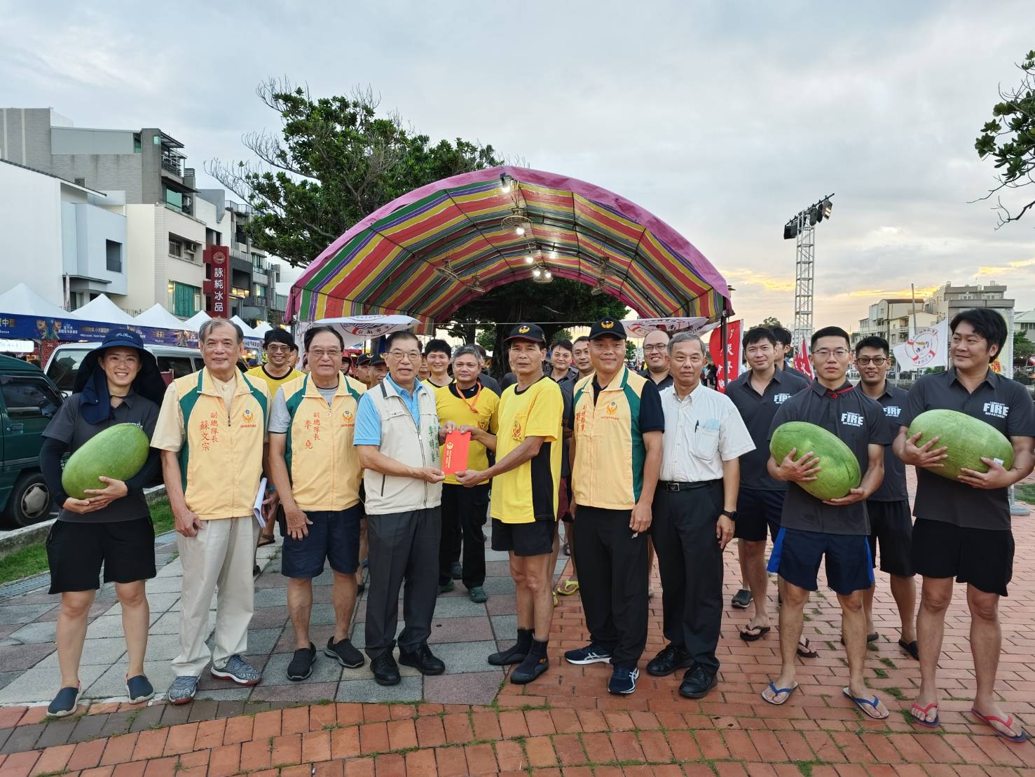 南市消防局長率義消總隊暨幹部慰勞國際龍舟賽協勤人員