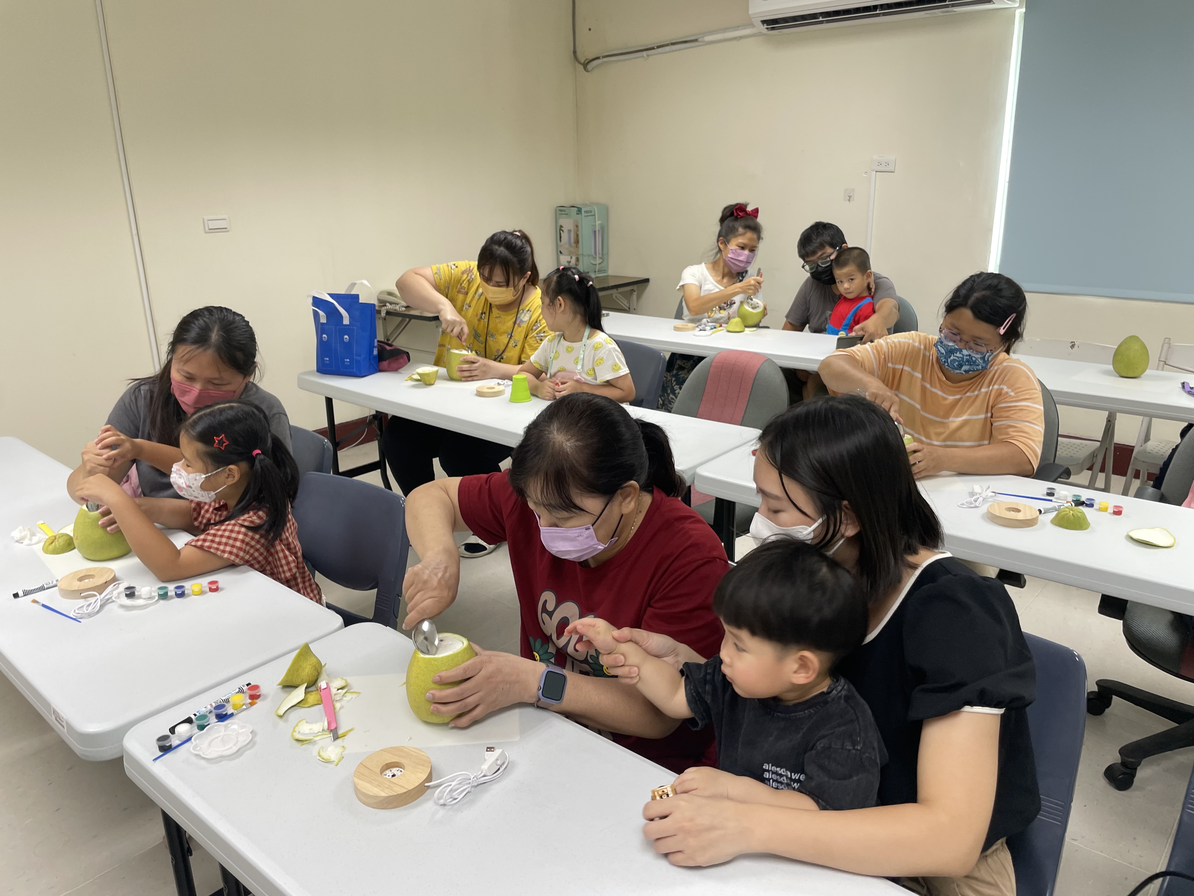 南巿社會局東區社福中心歡慶中秋 邀請親子共製柚子燈 