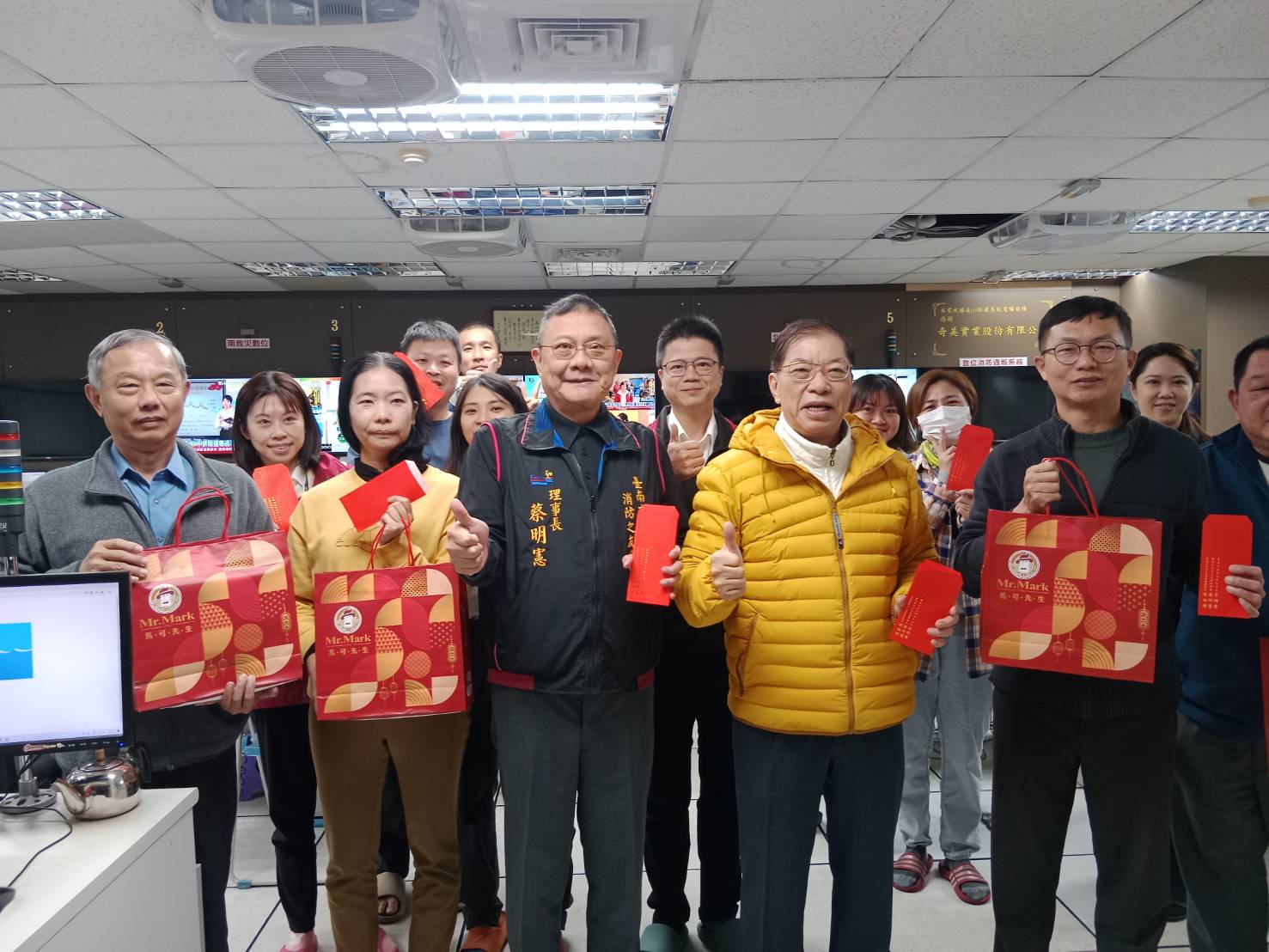 南市消防之友會蛇年前夕春   節慰勞打火兄弟