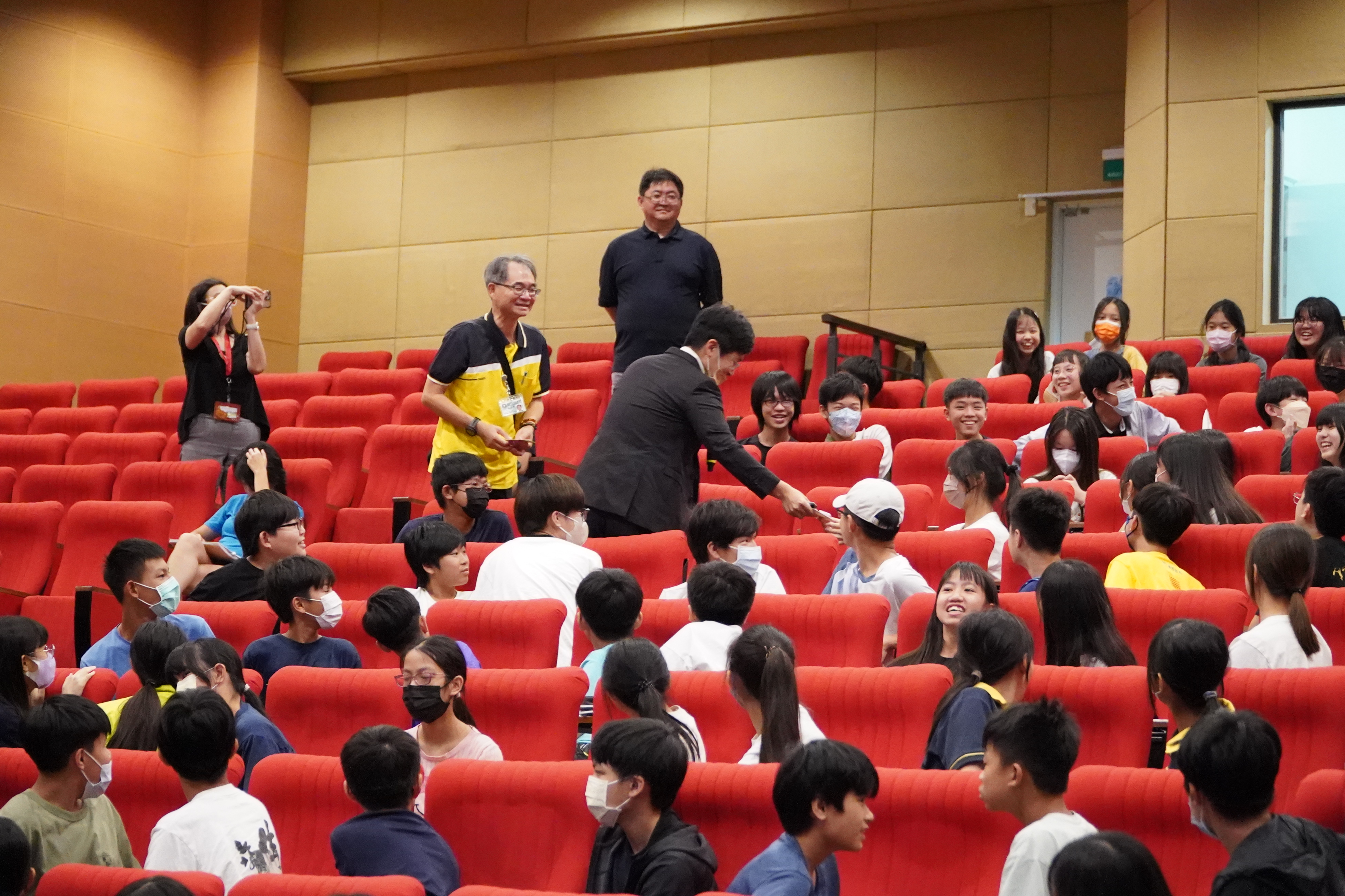 南科管理局協同實中辦理「AI深偽技術下的詐騙術~防制兒童性剝削、反愛情網路交友詐騙」廉政宣導活動
