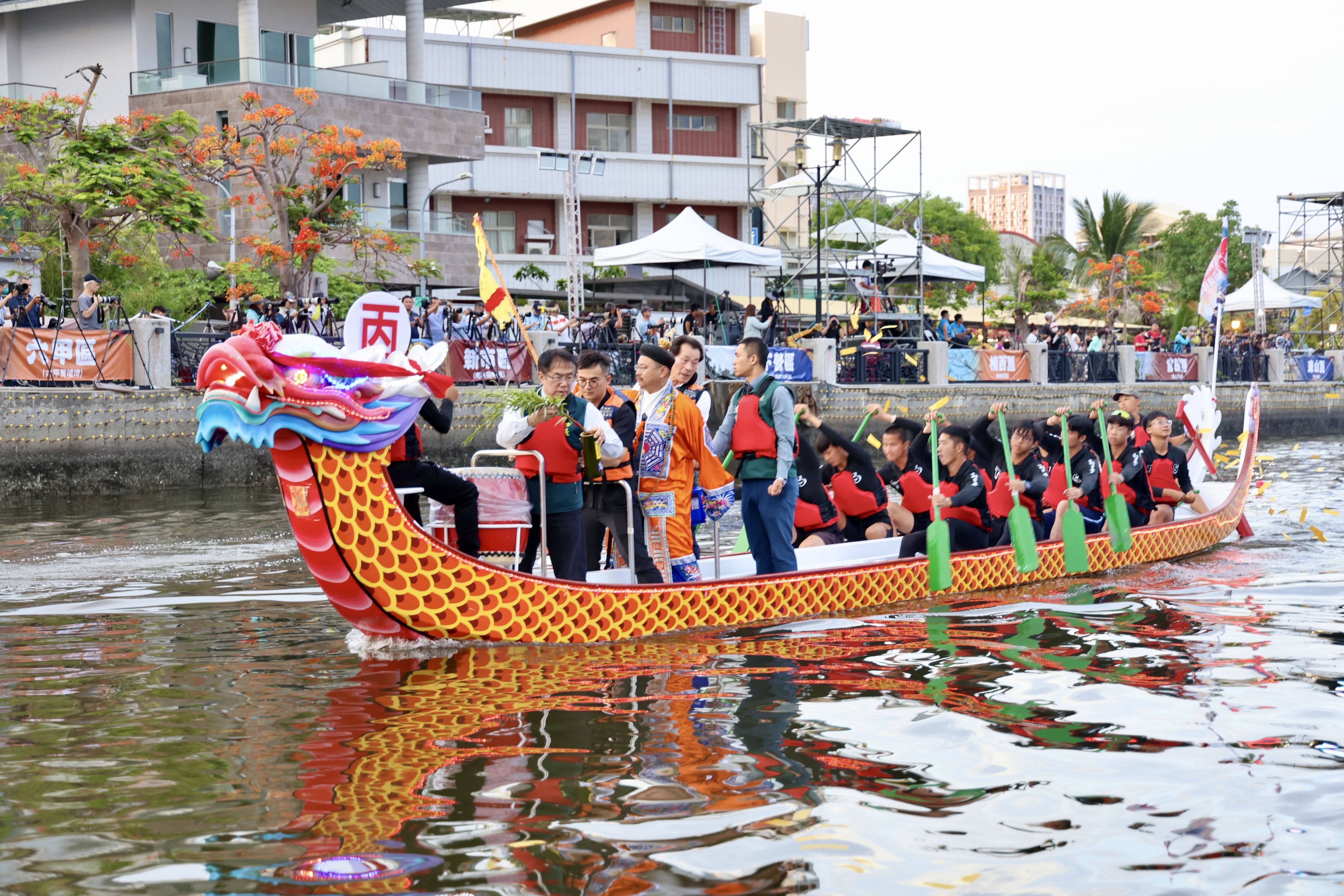 2025臺南國際龍舟錦標賽盛大開幕 水火雙龍共舞運河