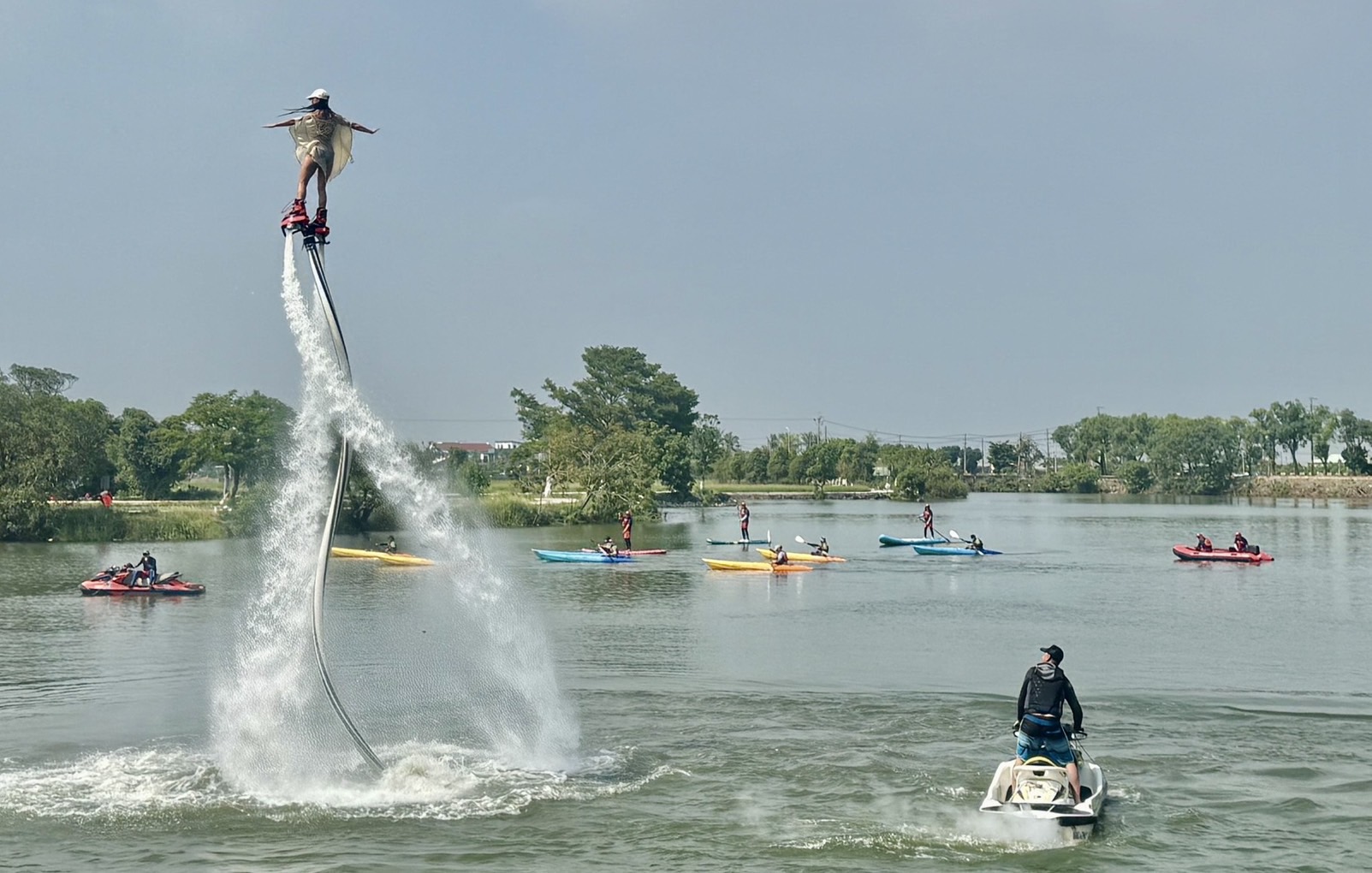 「葫蘆埤玩埤一夏」18日熱鬧開幕　水上鋼鐵人飛行特技秀掀起全場驚呼