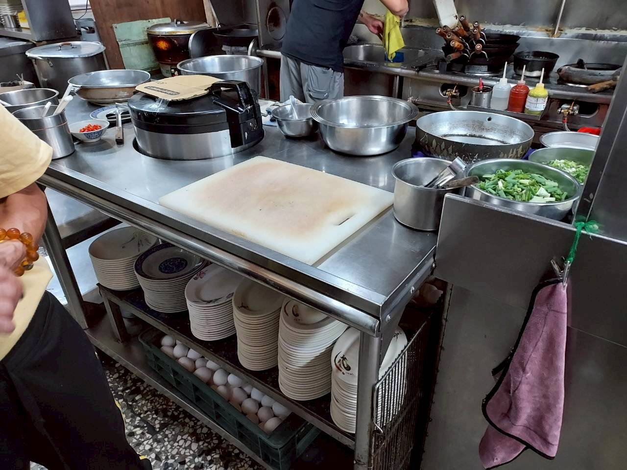 網傳南市羊肉餐飲業者地面切肉  衛生局說明稽查結果