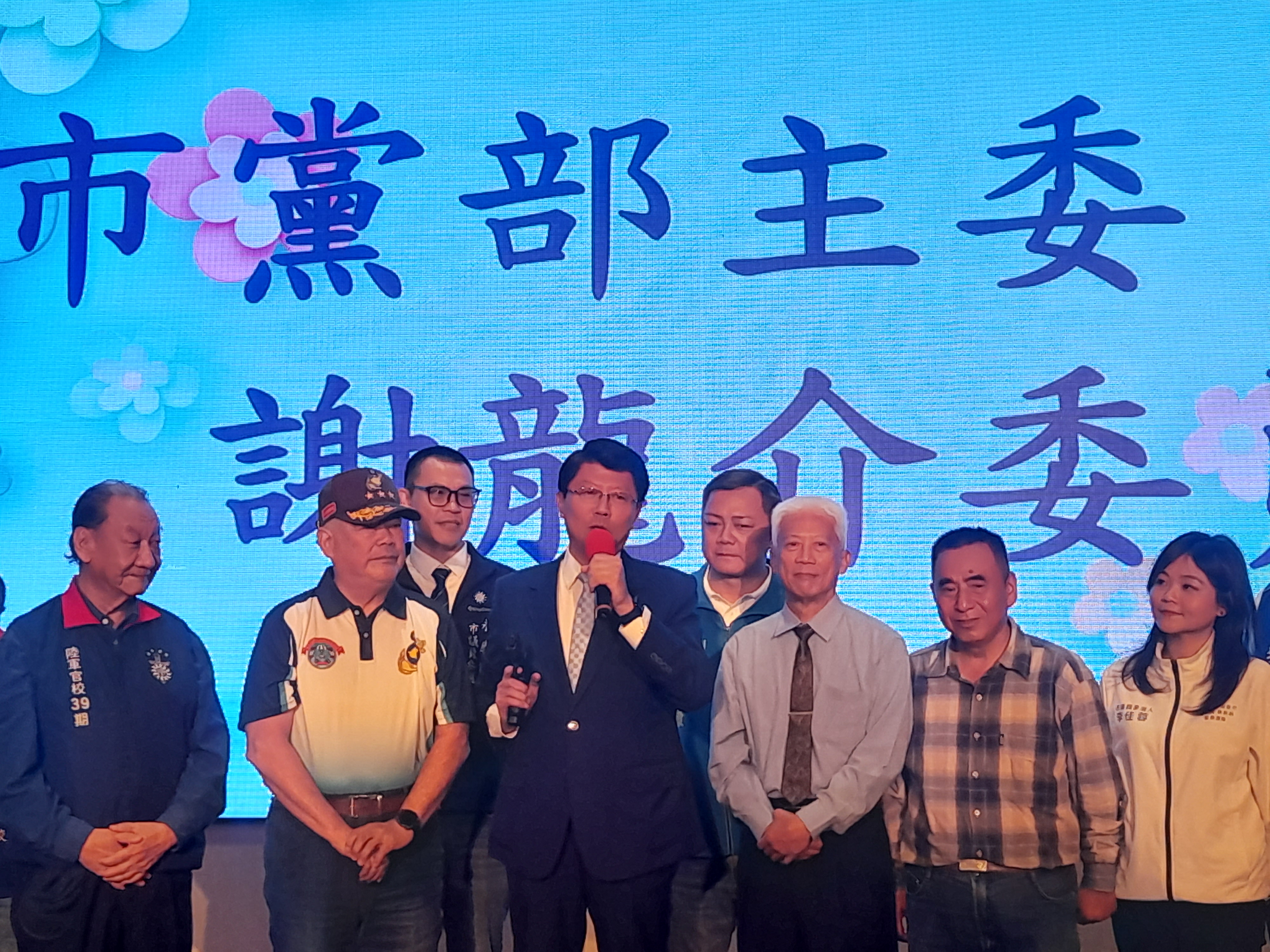 台南市長藍營參選人謝龍介首場造勢 副主席送「手槍」盼打擊黑金、強化治安