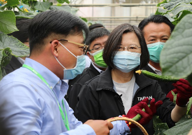 小英總統參訪中埔長照園區和耿赫智能農場