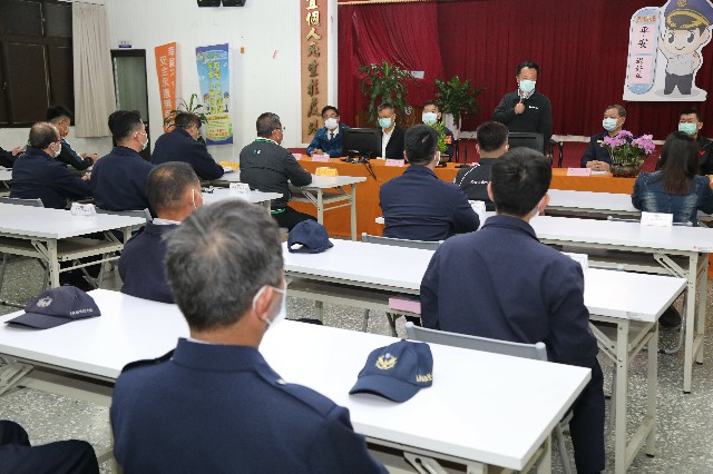 翁縣長慰問警察同仁及協勤民力春節執勤辛勞