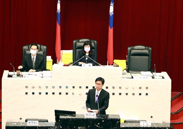 陳其邁也期盼議會支持，並與市府合作，共同推動高雄的城市轉型，帶領高雄邁向下一個百年世代。